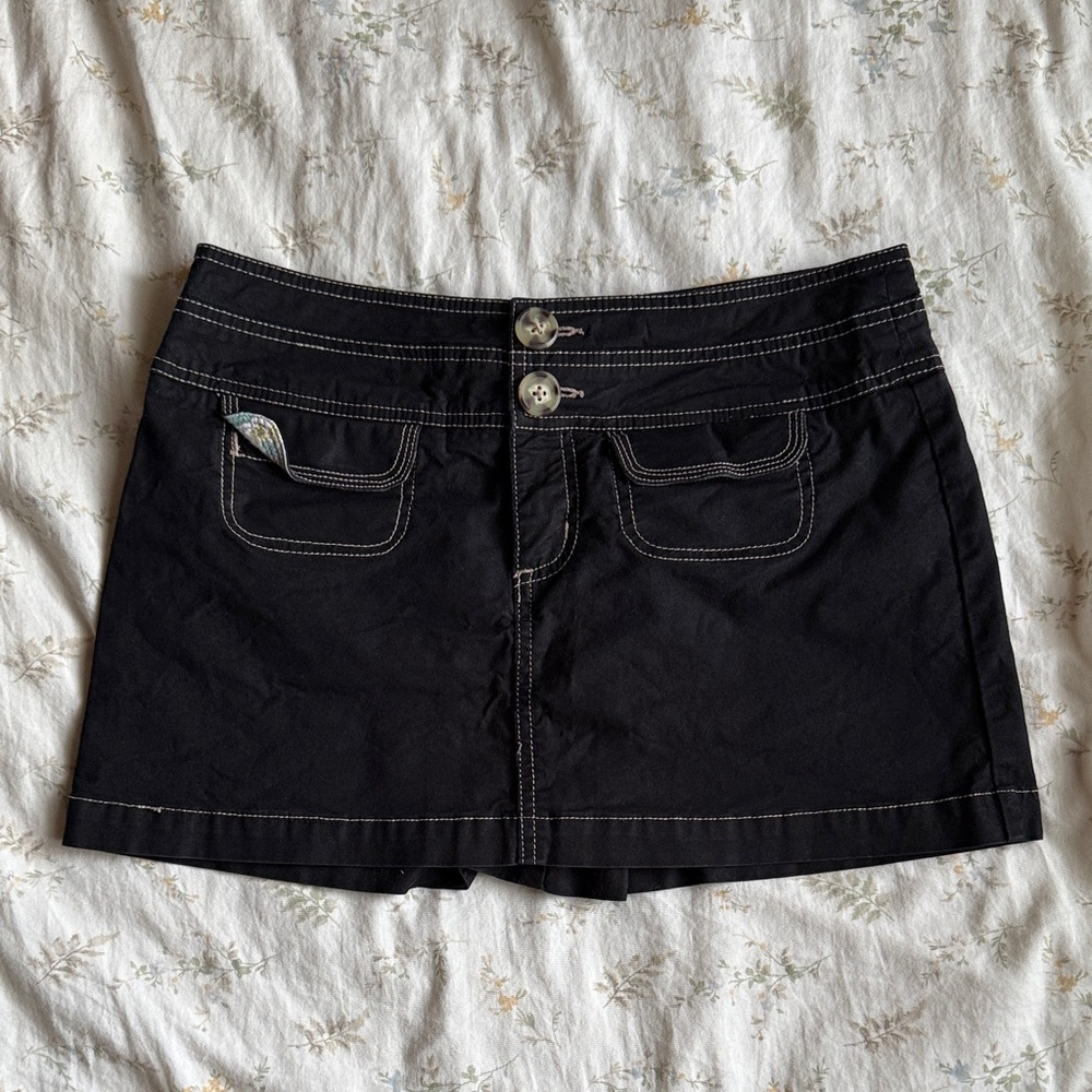 Black mini skirt with two front pockets size small in great condition